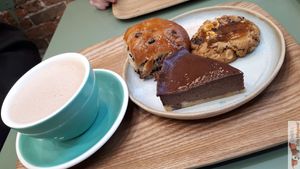 Super breakfast with hot chocolate at Land & Monkeys - Beaumarchais in Paris