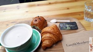 Fast Breakfast at Land & Monkeys - Beaumarchais in Paris