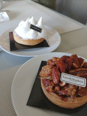 Nut tart and lemon tart at Land & Monkeys - Beaumarchais in Paris