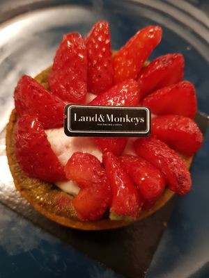 Tart au fraise at Land & Monkeys - Beaumarchais in Paris