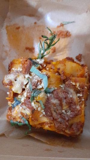 Take away, da metade da lasanha at Al Sanpietrino Trattoria in Lisbon