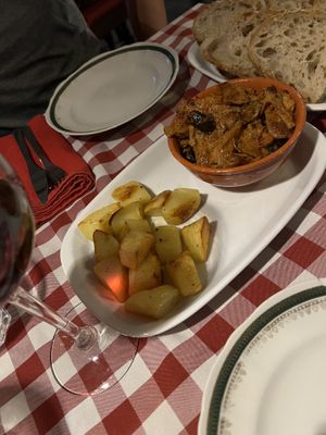 “Pollo” alla cacciatora da sentirsi male dalla bontà. Sembrava carne    at Al Sanpietrino Trattoria in Lisbon