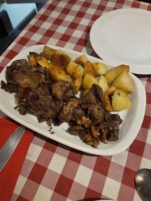 Rabit with baked potatoes   at Al Sanpietrino Trattoria in Lisbon