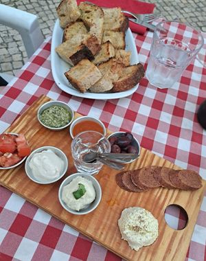 Starters & main courses on the terrace at Al Sanpietrino Trattoria in Lisbon