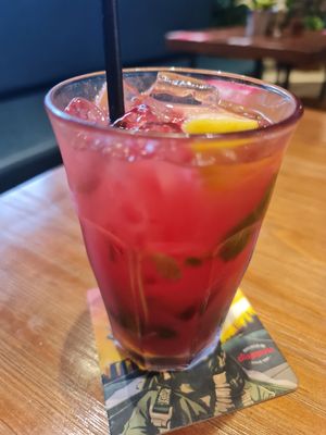 Tropical Beauty ~

A little hydration
watermelon, fresh mint, ginger & lemon

~ 28/1/22 at Genius Central in Central Singapore