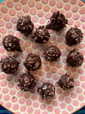 Trufas de Chocolate rellenas de Mantequilla de Nueces con Especias Chai  at Nats Pasteleria  in Bogota