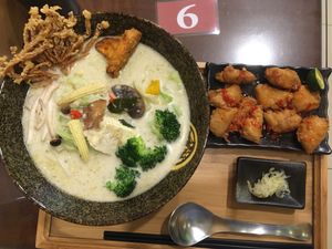 Green curry ramen and Thai-style fried chick’n at Duō Bǎo Shū Shí 多寶蔬食南洋異國料理 in Taichung
