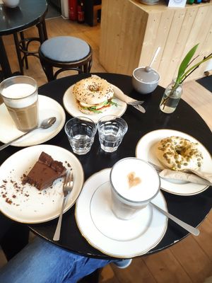 Latte Machiato, Schokotarte und Bagels mit Erbsen Basilikum Aufstrich (alles vegan) at Café Bruns in Braunschweig