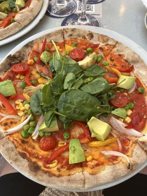 Vegane Pizza 🍕 mit Artischocken, Spinat, Erbsen, Zwiebeln, Avocado, Tomaten 😋 super lecker   at Victoria Gastro Pub in St Pauls Bay