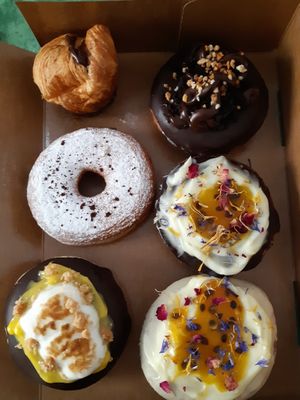 2 Cronuts at the top of the box (not vegan), and 4 vegan donuts below at Chök in Madrid