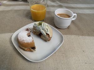 vegan pistachio cronut and chocolate doughnut sandwich cross sections #Veganuary at Chök in Madrid