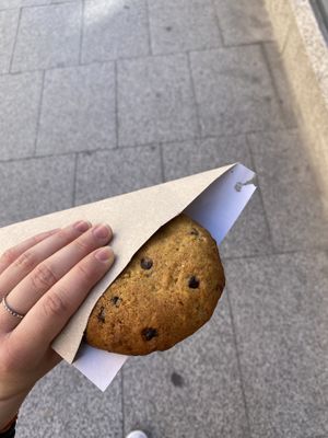 chocolate chip cookie filled with chocolate  at Chök in Madrid