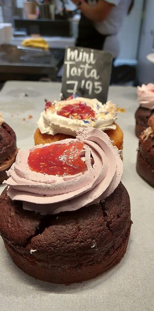 Vegan selection of Mini Tartas at Chök in Madrid