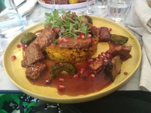 Tempeh laqué au porc avec riz jaune at Urban Greener in Paris
