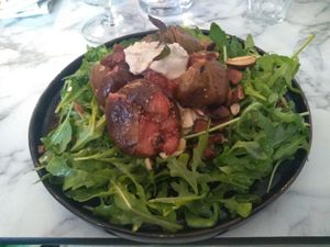 Figues avec roquette et fromage de cajou at Urban Greener in Paris