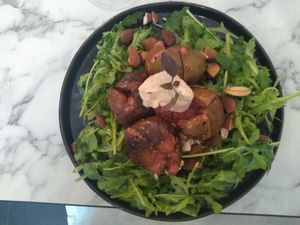 Figues roquette et fromage de cajou at Urban Greener in Paris