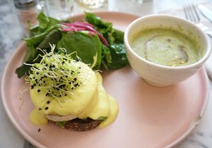 Toast w/Tofu Benedict (Brunch menu) at Urban Greener in Paris