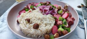 Tofu caramélisé au gingembre et prunes. riz thai, pickles de radis et noisettes at Urban Greener in Paris