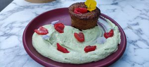 Financier à la framboise, ganache chocolat blanc et Matcha at Urban Greener in Paris