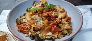 Papardelles au pesto de poivron,  chorizo de tempeh, Kedelai, courgettes grillées, et parmesan vegetal maison at Urban Greener in Paris