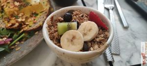Brunch : Granola Bowl at Urban Greener in Paris