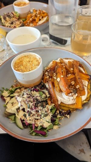 Salé : pancakes courge, crème de cajou et soupe au maïs (découverte que j'ai adoré) at Urban Greener in Paris