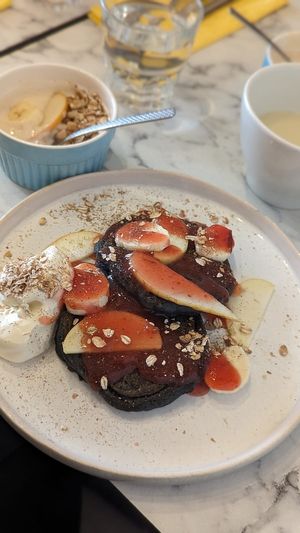 Black fluffy pancakes at Urban Greener in Paris