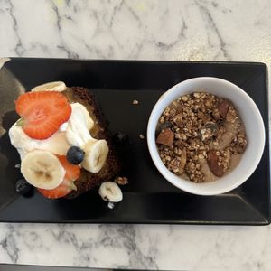 Banana granola bowl and banana breadd  at Urban Greener in Paris