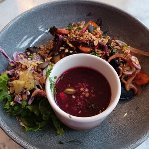 Soupe de carottes violettes, salade de choux rouges, légumes rôtis sur pancake à la courge et sauce aux haricots épicés at Urban Greener in Paris