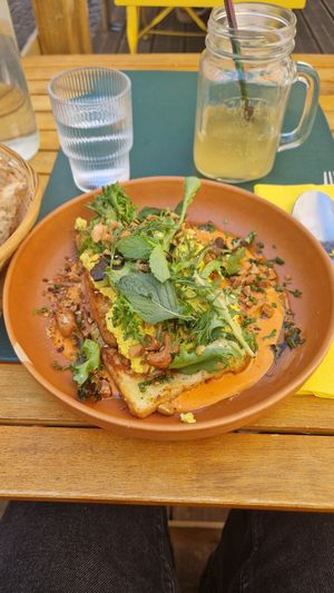 Brioche perdue, tofu brouillé, lardons et crème de poivrons at Urban Greener in Paris