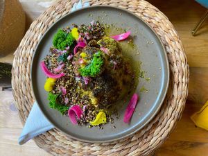 Demi chou-fleur au zaatar, trio de quinoa, pickles d'oignons rouges et citron confit. at Urban Greener in Paris