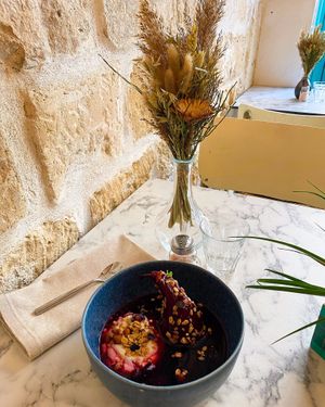 Poire pochée à l'hibiscus, granula aux fruits secs maison et yaourt. at Urban Greener in Paris