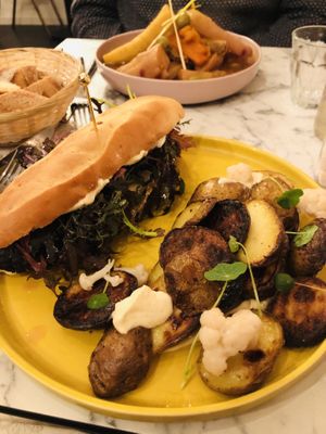 Plats du soir / Burger et couscous at Urban Greener in Paris