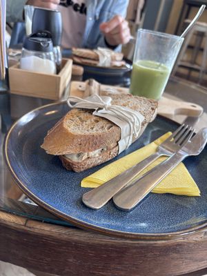 Sauerteig Sandwich mit Tofu & getrockneten Tomaten   at Coffee & Books in Decin