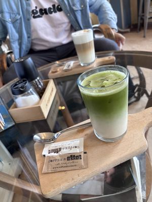 Iced Matcha Latte mit Hafermilch  at Coffee & Books in Decin
