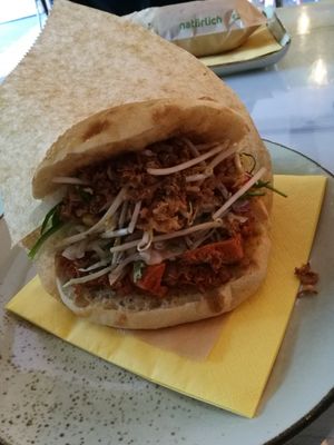 Vöner mit Pulled Pork at Nøne Meat in Luebeck