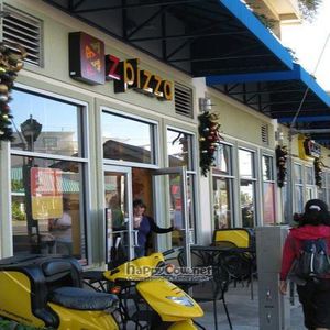 Outside view at Z Pizza in Honolulu