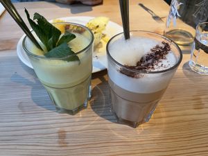 Sunrise Latte und Chai Latte (mit Hafermilch, ohne Honig) at Bo's Co in Celerina