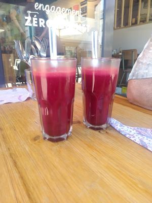 Jus betterave, pomme, citron, gingembre et curcuma at Brawcoli in Lorient