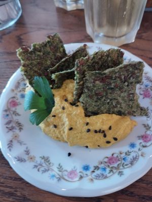 Crackers avec dip at Brawcoli in Lorient