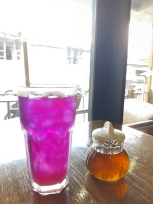Butterfly pea iced tea at Veganerie - Nana in Bangkok