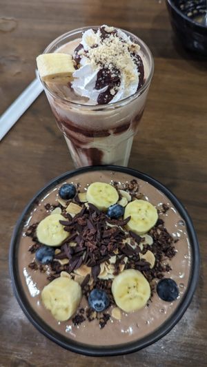 Chunky Monkey smoothie bowl & Chocolate, peanut butter and banana milkshake at Veganerie - Nana in Bangkok