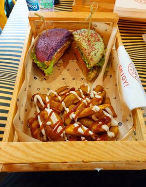 Mezzo elf burger e mezzo purple cheesy con patatine e salsa mayo veg e salsa piccante #Veganuary at Flower Burger in Rome