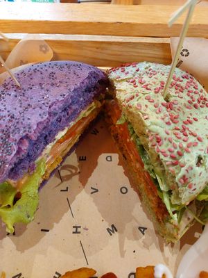 Interno dell'elf burger e del purple cheesy #Veganuary at Flower Burger in Rome
