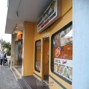 outside at Green Papaya Vietnamese Vegetarian in Honolulu
