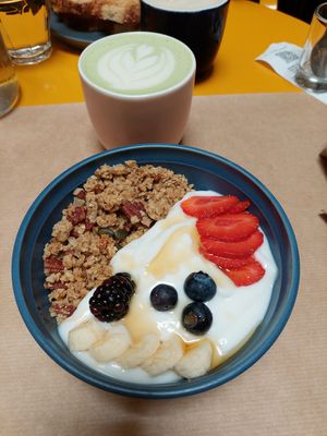 Vegan joghurt with matcha latte at Anana in Athens