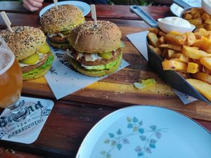 Vegan weed burgers, friet en vegan mayo at Onder de Linden in Wageningen