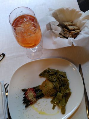 Asperges dans une crêpe à la farine de pois chiches at Il Lughino in Como