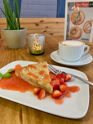 Gluten-free, vegan: italien „watercake“ with strawberries at Pasta Passion & Pane in Herdecke