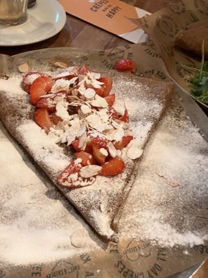 Boekweitpannenkoek met aardbeien   at Crêpeaffaire in Haarlem
